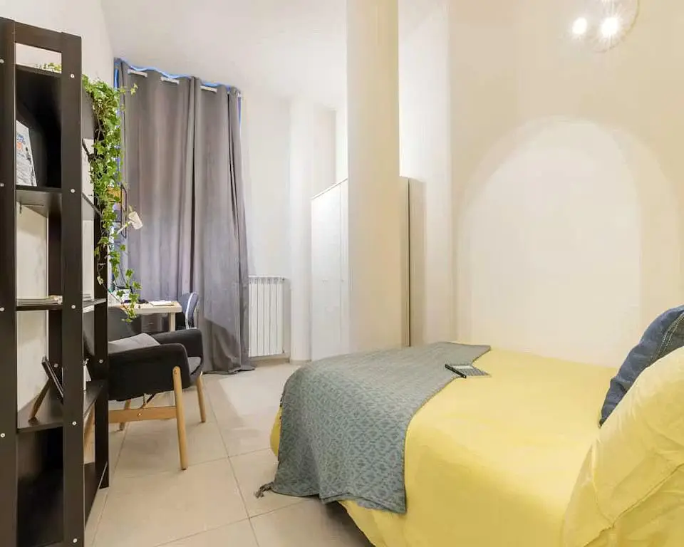 Quarto; chão de azulejo, luz natural