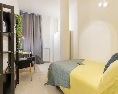 Quarto; chão de azulejo, luz natural