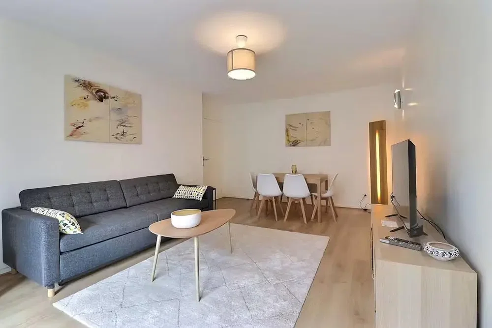 Living room; natural light, modern style, wood floor