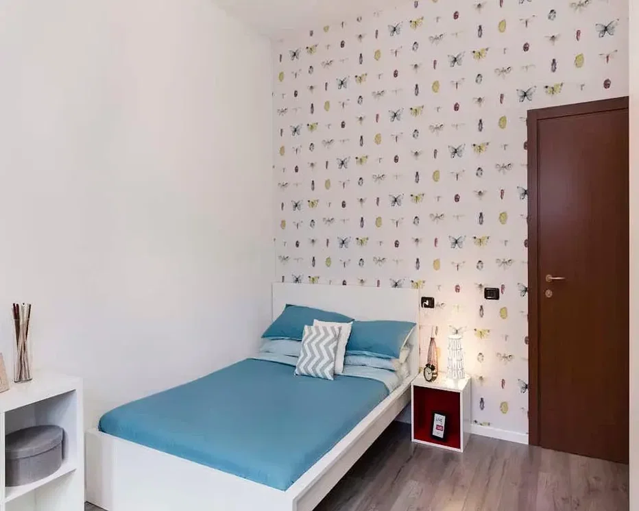 Slaapkamer; houten vloer, natuurlijk licht