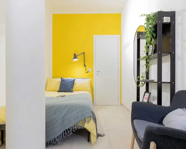Quarto; chão de azulejo, luz natural