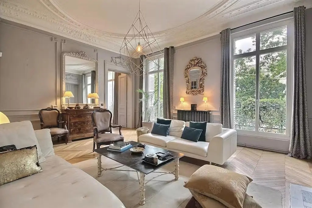 Wohnzimmer; tageslicht, moderner stil, holzboden