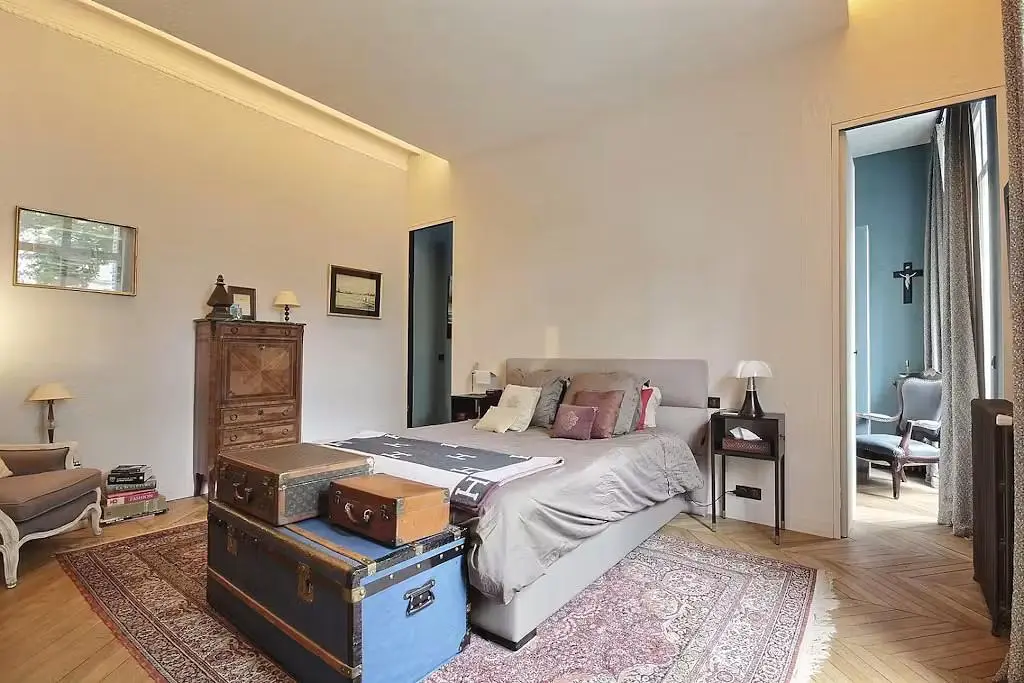 Schlafzimmer; holzboden, tageslicht
