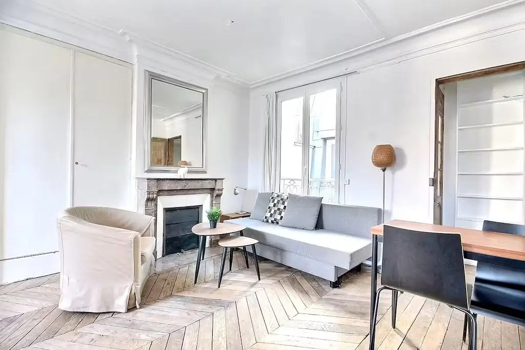 Salon; parquet, lumière naturelle, style moderne, cheminée