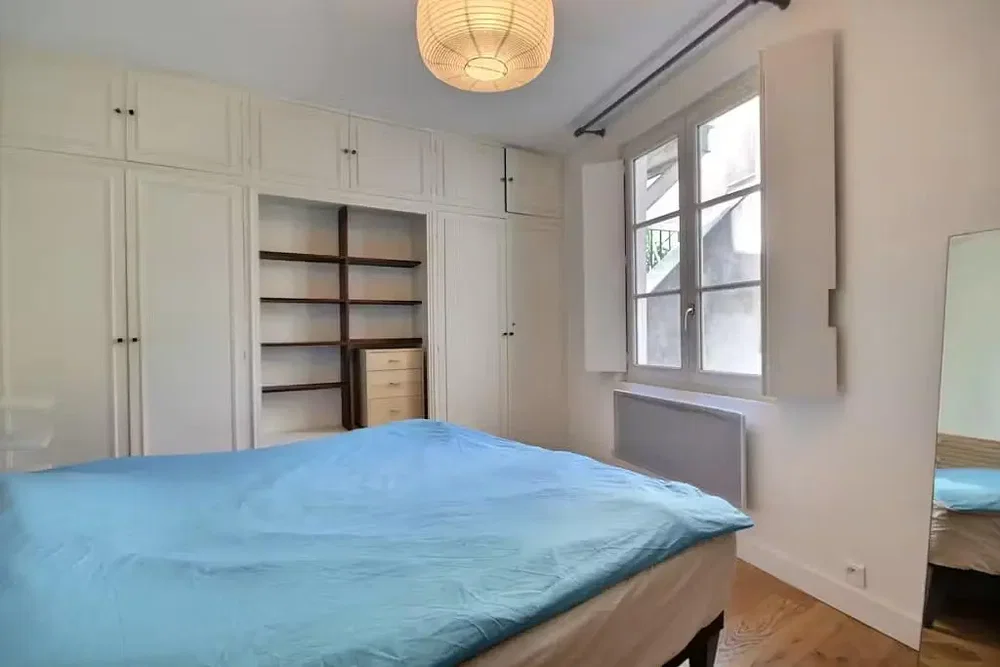 Schlafzimmer; holzboden, tageslicht, renoviert
