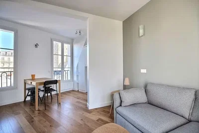 Salon; podłoga drewniana, światło dzienne