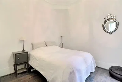 Chambre; parquet, lumière naturelle