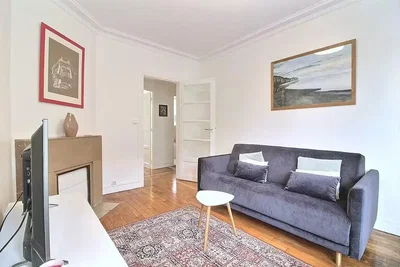 Dnevna soba; drveni pod, kamin, moderni stil, prirodno svjetlo