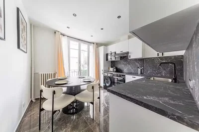 Cuisine; carrelage, électroménager, lumière naturelle