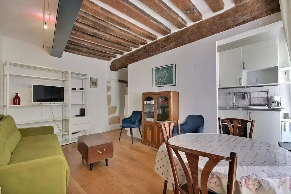 Wohnzimmer; holzbalken, tageslicht, rustikaler stil