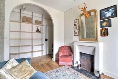 Wohnzimmer; holzboden, kamin, rustikaler stil, tageslicht