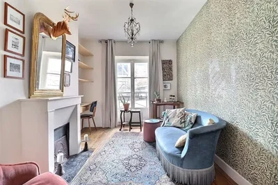 Wohnzimmer; kamin, tageslicht, rustikaler stil