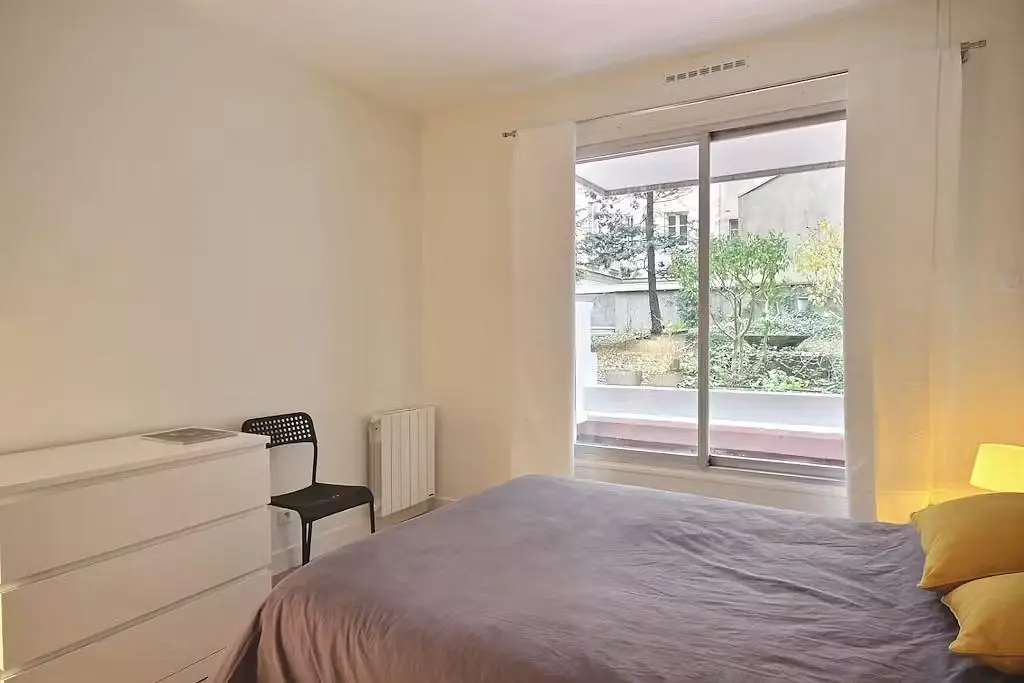 Chambre; lumière naturelle, parquet