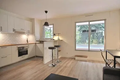 Cuisine; électroménager, parquet, lumière naturelle