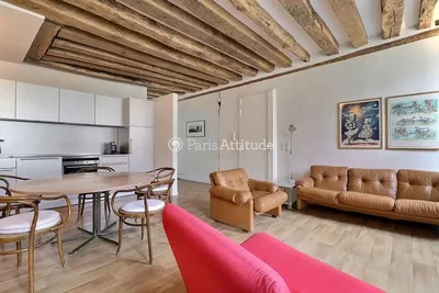 Salon; poutres en bois, parquet, style rustique, lumière naturelle