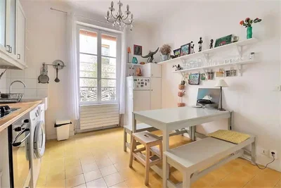 Cuisine; carrelage, lumière naturelle, électroménager