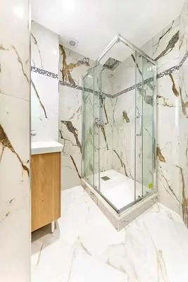 Toilettes; carrelage, rénové, lumière naturelle