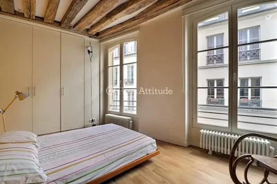 Chambre; poutres en bois, lumière naturelle, parquet