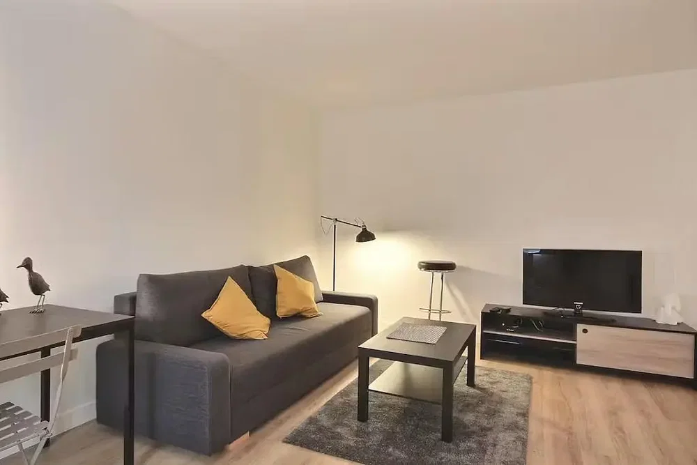 Salon; style moderne, parquet, lumière naturelle