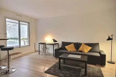 Salon; parquet, lumière naturelle, style moderne