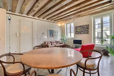 Salon; poutres en bois, lumière naturelle