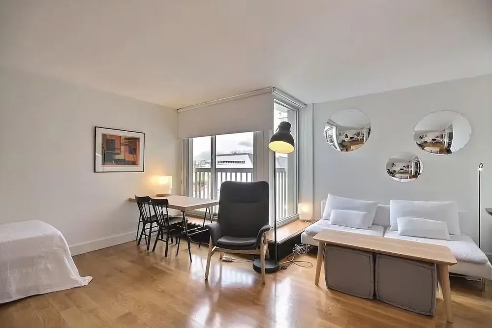 Salon; parquet, lumière naturelle, style moderne