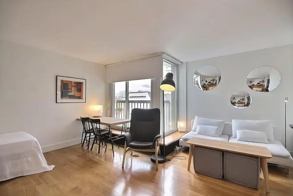 Salon; parquet, lumière naturelle, style moderne