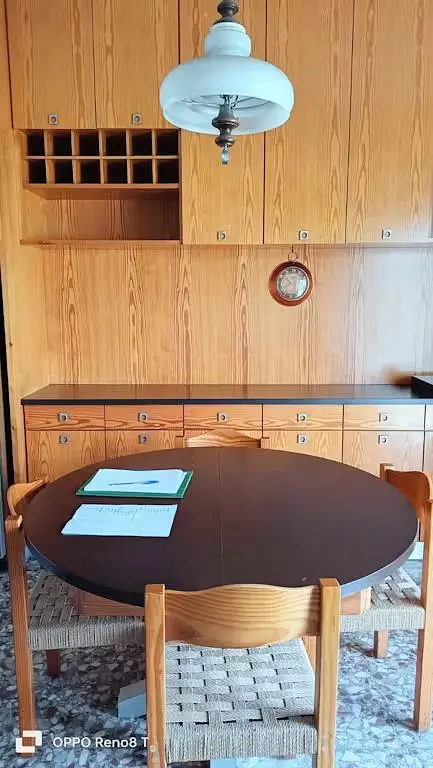 Salle à manger; parquet, poutres en bois, rénové, lumière naturelle, style rustique