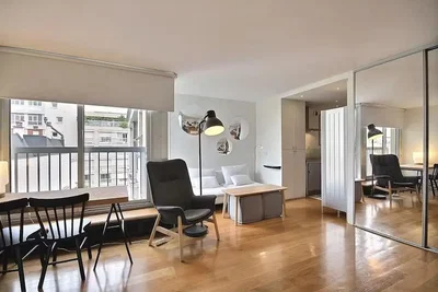 Salon; parquet, lumière naturelle, style moderne