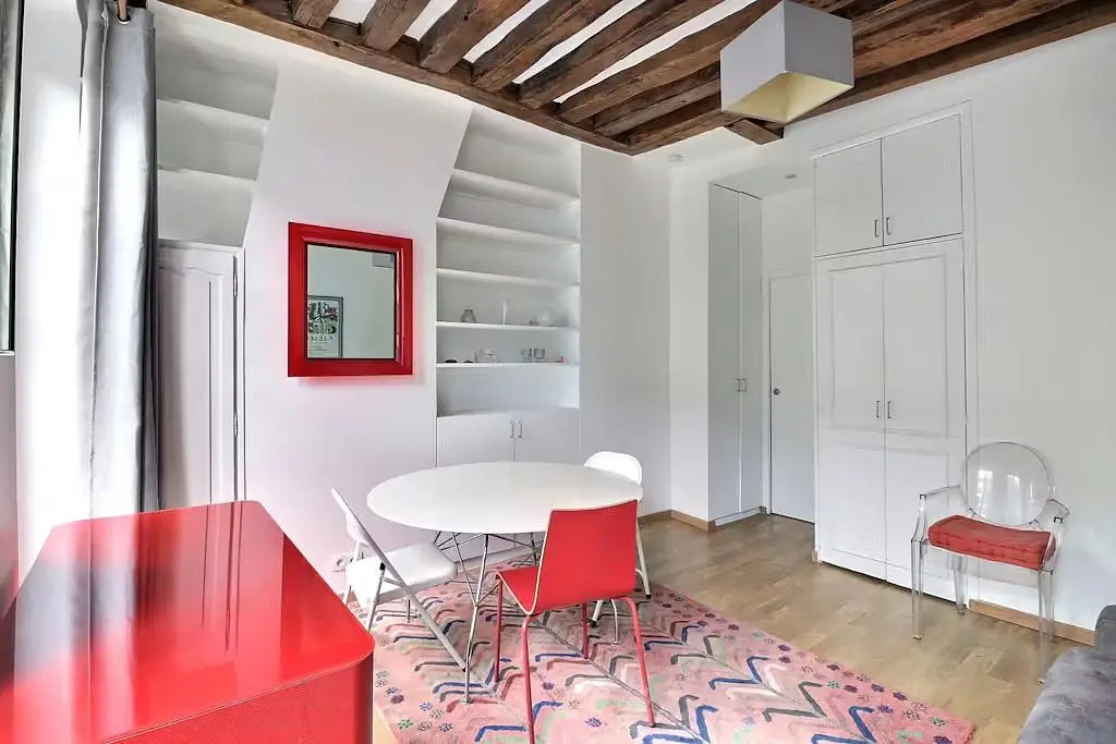 Wohnzimmer; holzbalken, tageslicht, moderner stil