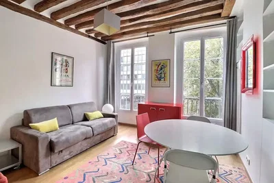 Wohnzimmer; tageslicht, holzbalken, moderner stil