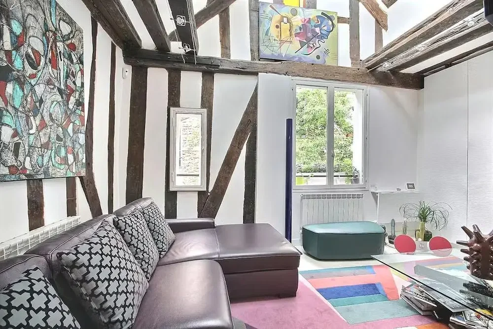 Wohnzimmer; tageslicht, holzbalken, moderner stil