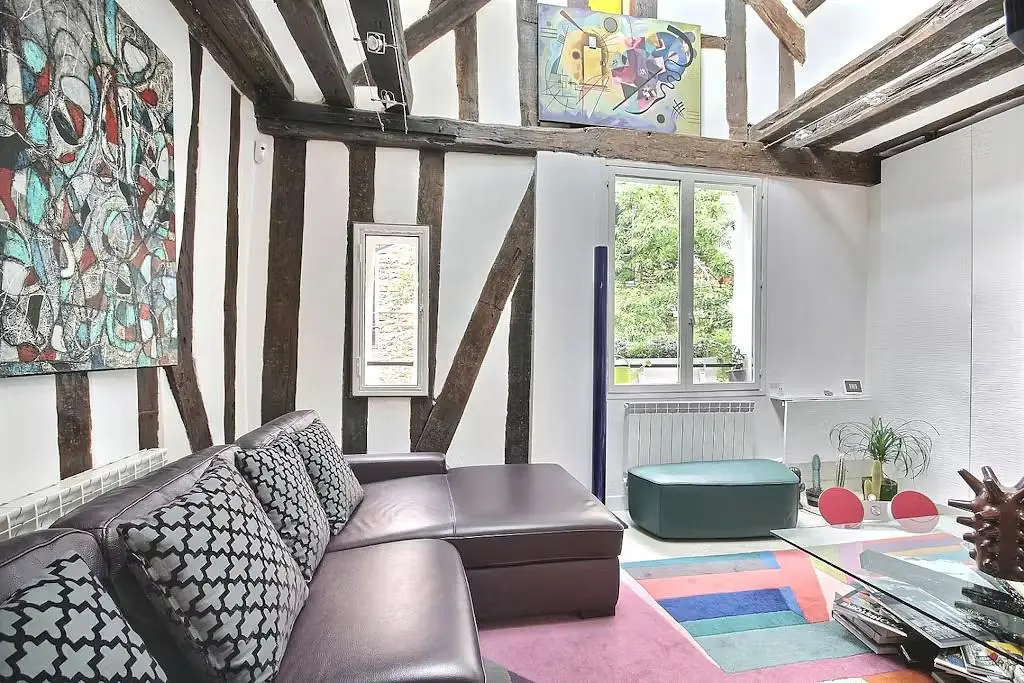 Wohnzimmer; tageslicht, holzbalken, moderner stil