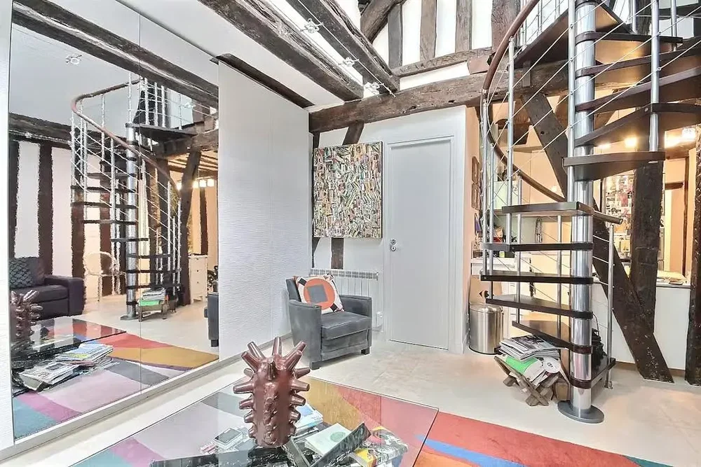 Wohnzimmer; holzbalken, moderner stil, tageslicht