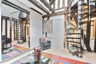 Wohnzimmer; holzbalken, moderner stil, tageslicht