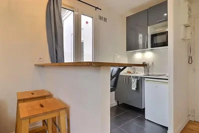 Cuisine; électroménager, carrelage, lumière naturelle