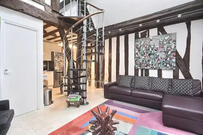 Wohnzimmer; holzbalken, tageslicht, rustikaler stil