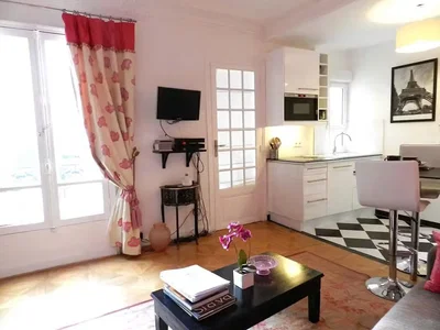 Salon; lumière naturelle, carrelage, électroménager