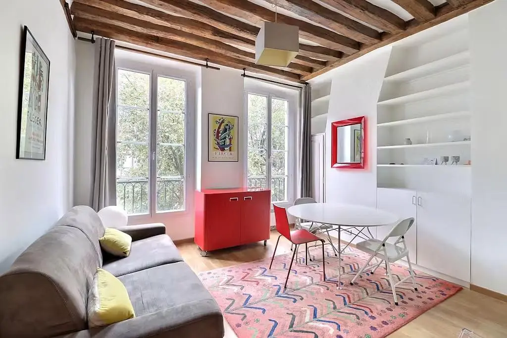 Wohnzimmer; holzbalken, tageslicht, moderner stil