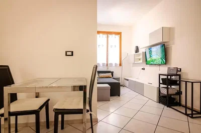 Wohnzimmer; fliesenboden, tageslicht, moderner stil