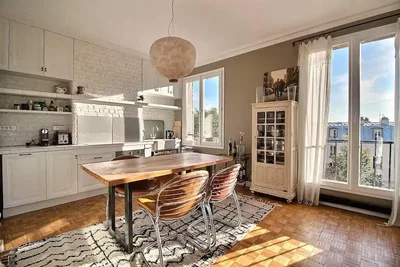 Cuisine; électroménager, parquet, lumière naturelle, style moderne