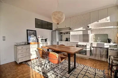 Cuisine; électroménager, lumière naturelle, parquet, style moderne