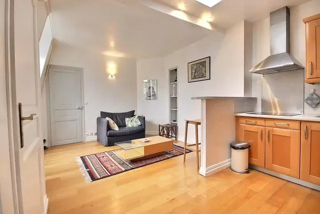 Woonkamer; houten vloer, natuurlijk licht