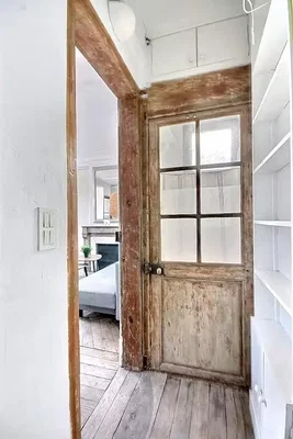 Vestiaire; parquet, lumière naturelle