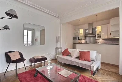 Oturma odası; doğal ışık, ahşap zemin, modern stil