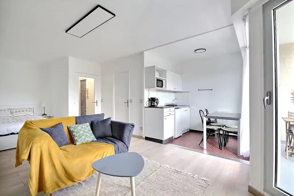 Oturma odası; doğal ışık, modern stil