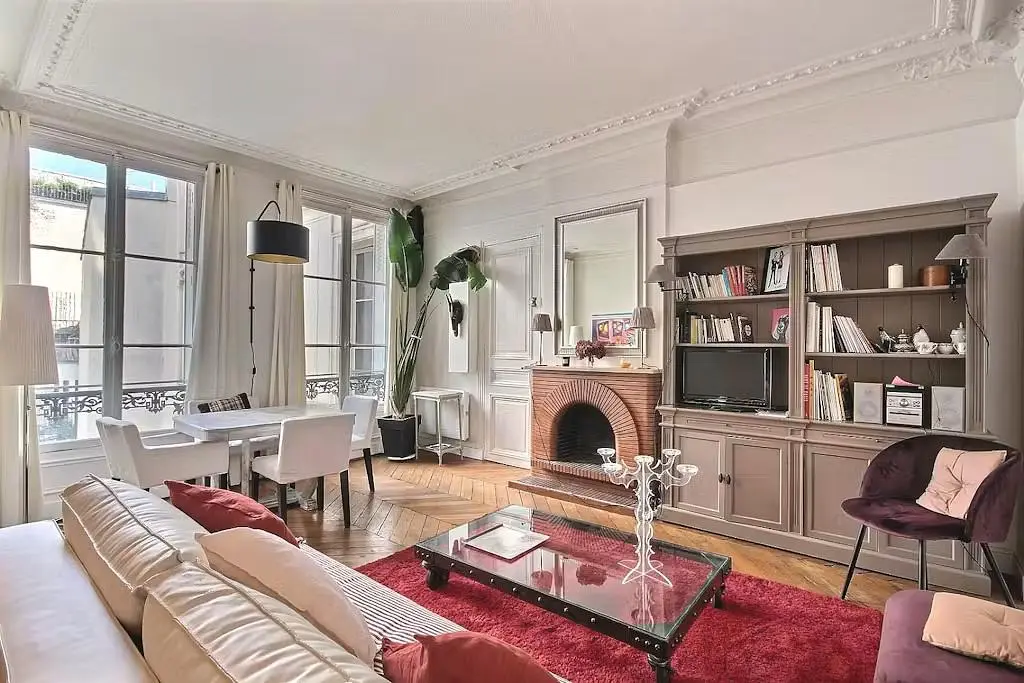 Oturma odası; manzara, şömine, ahşap zemin, doğal ışık, modern stil