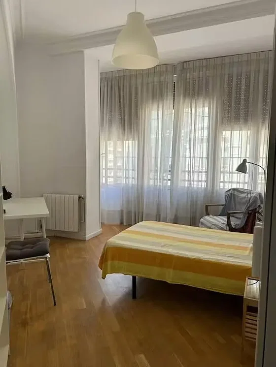Yatak odası; ahşap zemin, doğal ışık