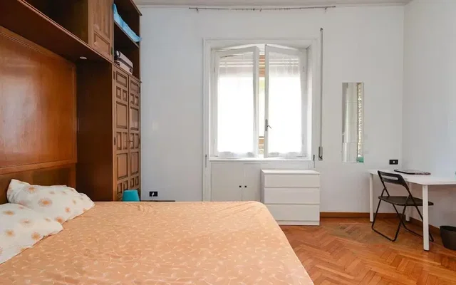 Schlafzimmer; tageslicht, holzboden