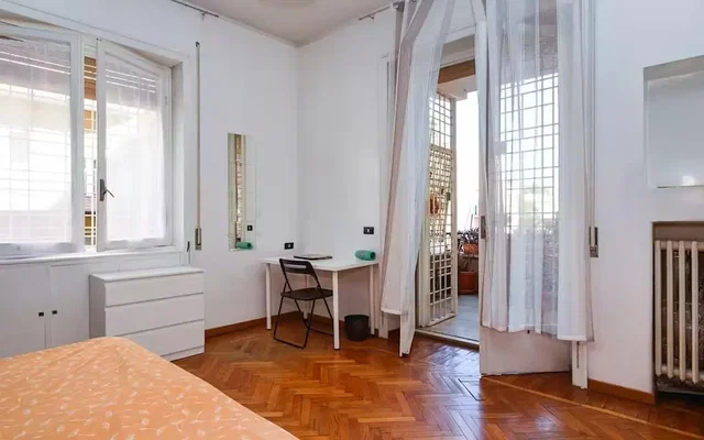 Schlafzimmer; holzboden, tageslicht
